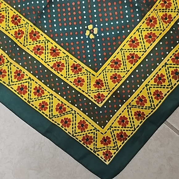 Vintage grean and yellow handkerchief 20 × 20 - Picture 2 of 5